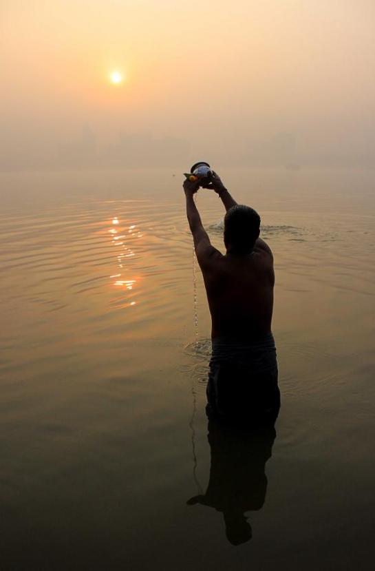 offering water-to-sun-morning-prayer-india-hinduism-new-year